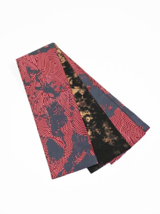 タイシルク半巾帯×カラムシ麻 アトリエ工房制作 半巾帯 本麻25-04-04 絞り×ペイントに縞ボタン(アカ×クロ) | JOTARO SAITO